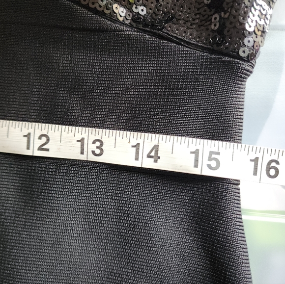 Guess women's stretchy, sophisticated dress. - Picture 4 of 8